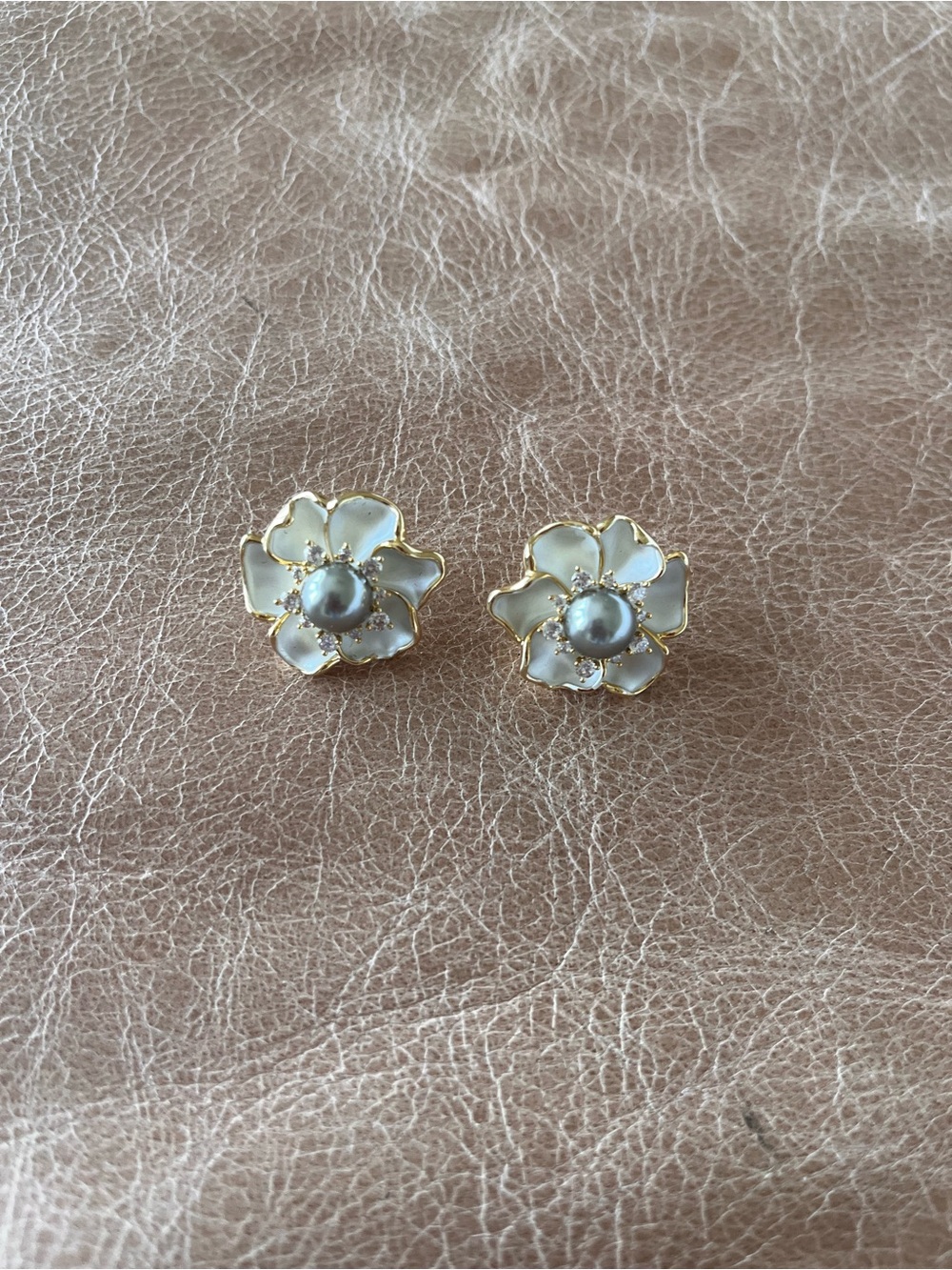 Gold Flower Faux Pearl Stud Fashion Earrings - White